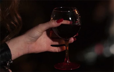 Алкогольный этикет: как правильно держать бокал